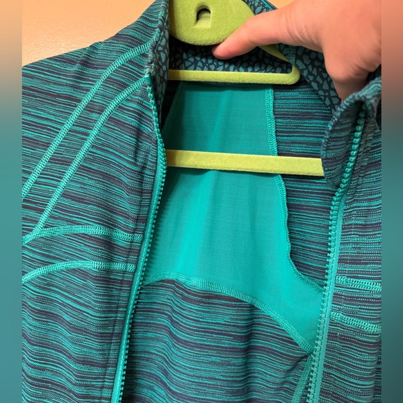 LULU LEMON SPORT JACKET LIKE NEW - Picture 8 of 9